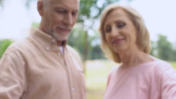 Positief Ouder Paar Tonen Hart Sign Door Handen Knuffelen Inschrijving — Stockvideo