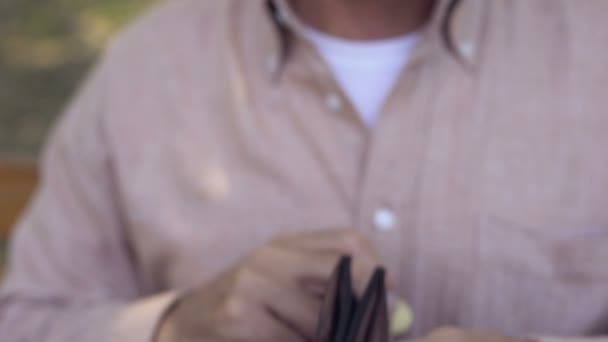 Άνθρωπος Χέρι Βάζοντας Εκατό Κέρμα Στο Πορτοφόλι Εξοικονόμηση Χρημάτων Τραπεζική — Αρχείο Βίντεο