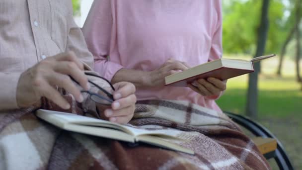 Pareja Jubilada Leyendo Libros Sentado Banco Parque Juntos Pensión Tiempo — Vídeo de stock