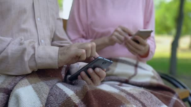 Leeftijd Getrouwd Paar Scrollen Smartphones Zittend Parkbank Moderne Technologie — Stockvideo