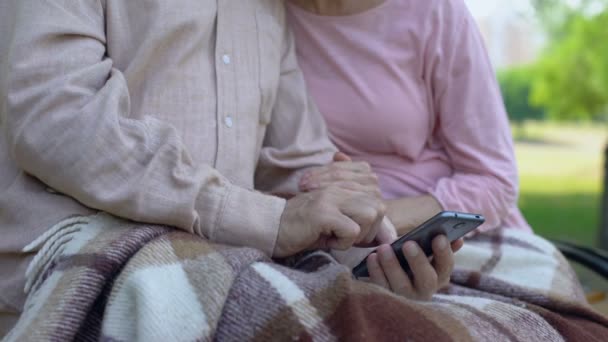 Abuelos Viejos Viendo Fotos Familiares Teléfono Inteligente Relajarse Parque Gadget — Vídeo de stock