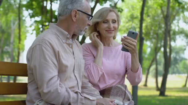 Mujer Bonita Mayor Con Teléfono Inteligente Llamada Familiar Línea Aplicación — Vídeo de stock