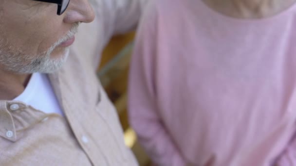 Feliz Anciano Mujer Tomados Mano Abuelos Enamorados Sentimientos Románticos — Vídeo de stock