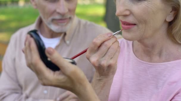 Senior Lady Applying Lipstick Beauty Concept Pro Age Cosmetics Face — Stock Video
