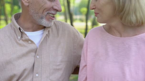 Šťastný Starší Pár Mluvit Spolu Smát Bezpečné Stáří Bezstarostnost — Stock video