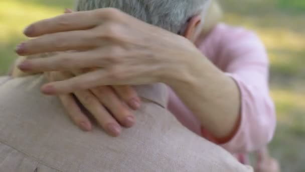 老人温柔亲吻妻子 拥抱愉快地迎接老年一起特写镜头 — 图库视频影像