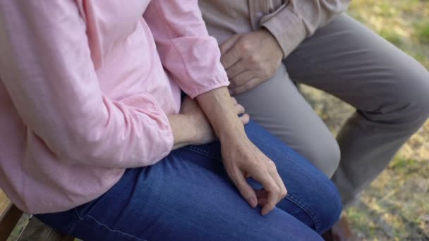 Oude Paar Denken Leeftijd Gerelateerde Gezondheidsproblemen Lage Sociale Bescherming — Stockvideo