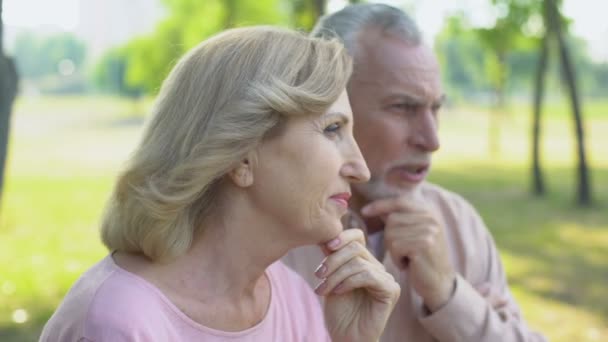 Altes Paar Diskutiert Neuigkeiten Spricht Über Das Leben Sitzt Draußen — Stockvideo