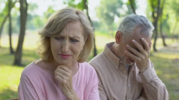 Casal Idosos Chorando Frustrado Com Doença Parente Próximo Desespero — Vídeo de Stock