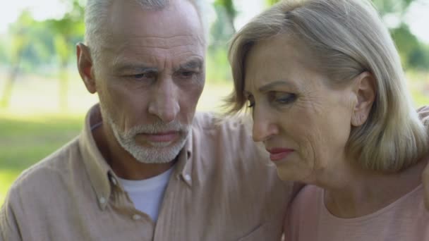 Alte Frau Weint Nach Schrecklicher Krebserkrankung Unterstützender Ehemann Sitzt Der — Stockvideo