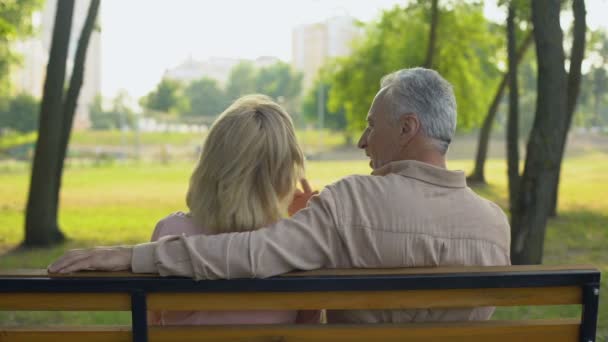 Gelukkige Paar Zitten Het Park Omarmen Begrip Planning Reis Wederzijds — Stockvideo