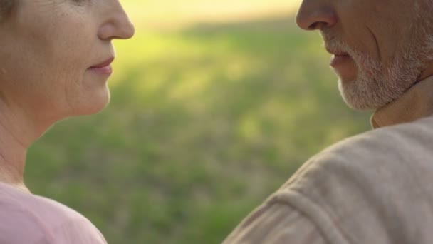 Поцелуи Пожилых Пар Крепкий Брак После Долгих Лет Совместной Жизни — стоковое видео