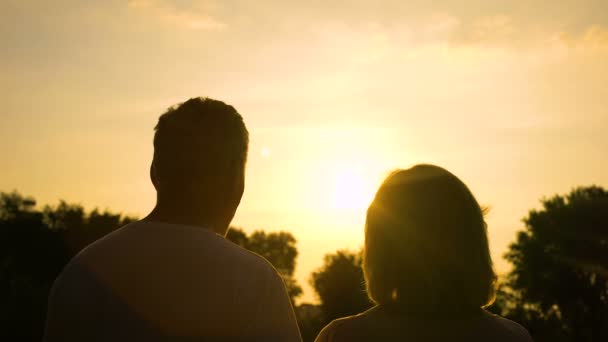 Silhouet Van Senior Paar Kijken Zonsondergang Samen Veilige Ouderdom Welzijn — Stockvideo