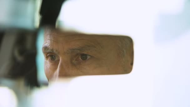 Старик Видит Женщину Цветами Зеркале Заднего Вида Счастливого Клиента Такси — стоковое видео