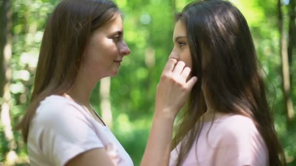 Belle Lesbiche Che Baciano Delicatamente Primo Amore Atteggiamento Affettuoso Altro — Video Stock
