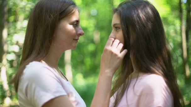 Bonitas Lesbianas Besándose Suavemente Primer Amor Actitud Cariñosa Entre — Vídeos de Stock