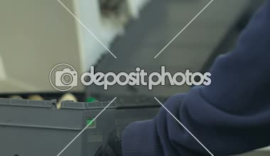 El banka işçinin otomatik vezne makinesi depolama nakit vaka ile yükleme
