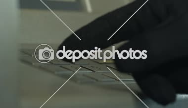 Hırsız eldiven Atm, banka hesabından para çaldığını PIN kodu ekleme