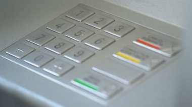 Kişisel kod ekleyerek ve basarak işadamı el girin düğmesini Atm üzerinde