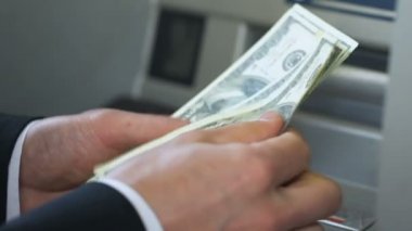 Bankacılık dolar Atm yakınındaki sayma ve cüzdan, para koyarak iş kişi