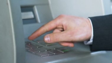 Erkek girerek PIN kodu Atm ve Japon yeni alma hizmeti bankacılık eller