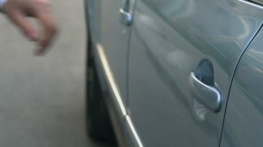 Kişisel sürücü patronu, otomobil dışında elde erkek için arabanın kapısını açarak