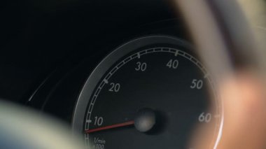 Araba, Araba sürme kişi direksiyon, hız göstergesi, görünüm dönüm yakın çekim