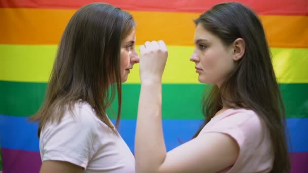 Lesbianas Pareja Besándose Arco Iris Bandera Fondo Mismo Sexo Relación — Vídeos de Stock