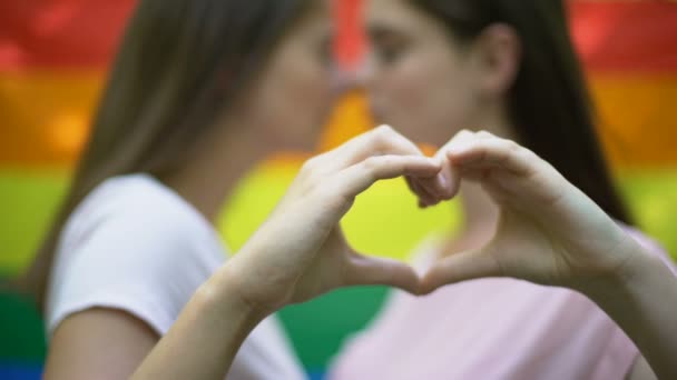 Lesbianas Mostrando Signo Amor Besándose Fondo Bandera Del Arco Iris — Vídeo de stock