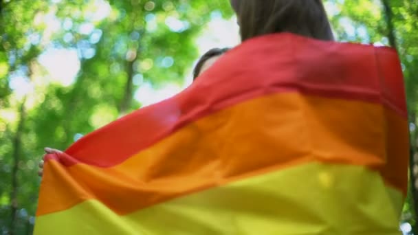 Лесбиянки Нежно Целуются Защищают Права Меньшинств Публично Провозглашают Равенство — стоковое видео