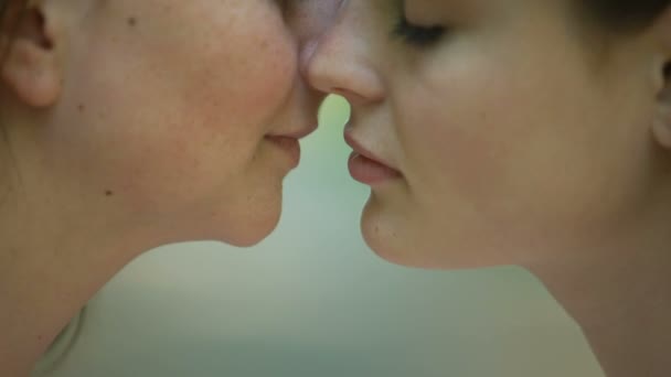 Leidenschaftlicher Lesbischer Kuss Langersehntes Treffen Zärtlichkeit Gleichgeschlechtlichen Paaren — Stockvideo