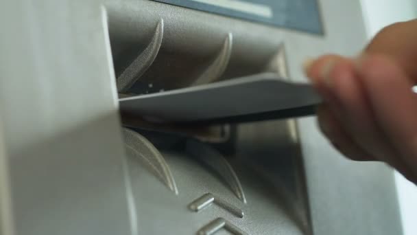 Kobieta Wstawianie Karta Kredytowa Bankomatu Aby Sprawdzić Jej Równowagi Łatwe — Wideo stockowe