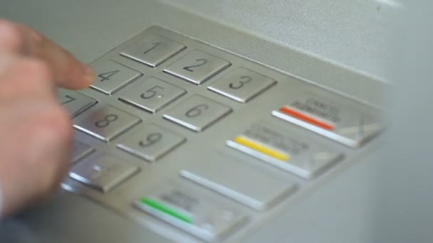Человек Вставляет Пин Код Делает Ошибку Нажимает Кнопку Коррекции Банкомате — стоковое видео