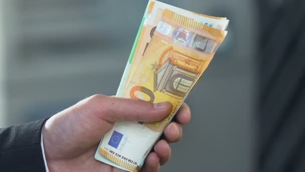 Male Ruce Vypráví Jeho Plat Euro Bankovky Rozpočet Snížen Ekonomie — Stock video