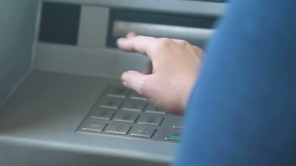 Pracownik Banku Kobiece Wyświetlono Nowego Klienta Mężczyzna Jak Pracować Atm — Wideo stockowe