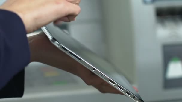 Bank Manager Helpen Client Met Toepassing Van Online Bankieren Tablet — Stockvideo