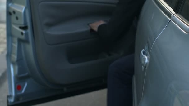 Особистий Шофер Виходить Машини Відкриває Двері Своєму Начальнику Сервіс — стокове відео