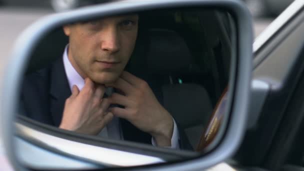 Biznesmenem Siedzi Samochodzie Patrząc Lusterko Wsteczne Stronie Kierowcy — Wideo stockowe