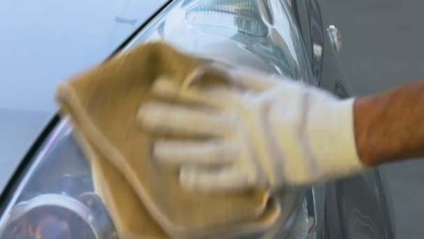 男性清洁前灯 带肥皂喷雾户外 洗车服务 — 图库视频影像