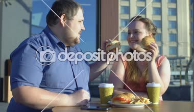 Büyük boy çift romantik tarih açık havada, kalori ve diyet sırasında Burger paylaşımı