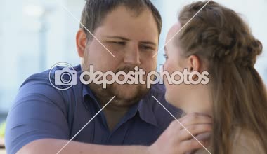 Erkek kız yüzünü okşayarak, çift sevgi, duygularını ifade, aşk