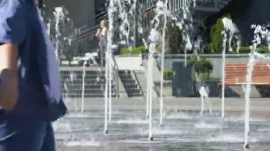 Büyük boy erkek ve obezite sorunu Park'ta yürüyordunuz şehir çeşmeler, geçen kadın