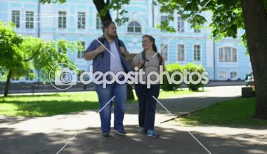 Öğrenci ve kampüs Park'ta yürüyordunuz erkek Kur randevu, çift yağ
