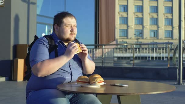 Manliga Kontorist Äta Hamburgare Till Lunch Utomhus Skräpmat Nutrition Fetma — Stockvideo