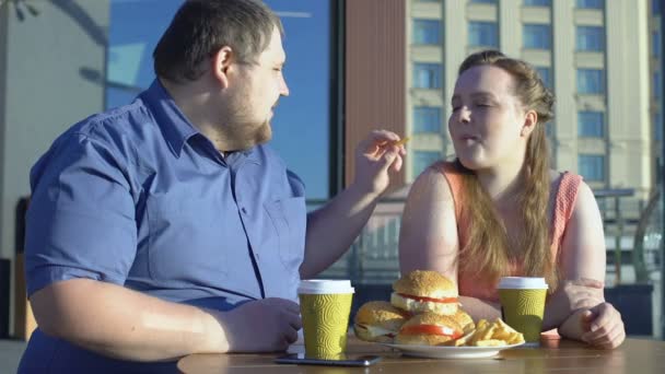 Gordura Masculino Tratamento Namorada Com Batatas Fritas Casal Comer Lixo — Vídeo de Stock