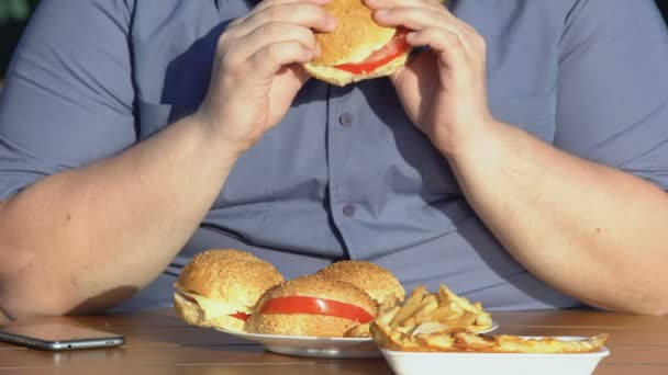 Ожирение Голодный Человек Ест Жирные Гамбургеры Нездоровая Пищевая Зависимость Избыточный — стоковое видео