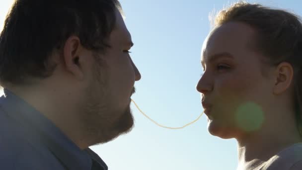 Amante Casal Fazendo Beijo Espaguete Relacionamento Romântico Jovens Data — Vídeo de Stock