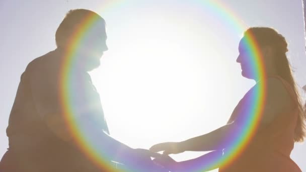 Heureux Jeune Couple Tenant Main Nuzzling Dans Lumière Soleil Date — Video