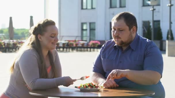 Fettes Paar Isst Frischen Gemüsesalat Beim Outdoor Date Gesundheitsvorsorge Kalorien — Stockvideo