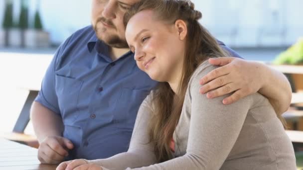 Feliz Novia Novio Disfrutando Ciudad Fecha Dulce Relación Ternura — Vídeos de Stock